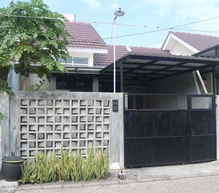 Fasad di Rumah Jelajah yang simpel dan sederhana. 
Konsep fasad ini semi industrial dengan mengekspos material beton dan roster. Serta pagar besi yang didesain sederhana. 
Kami sangat suka dengan konsep industrial karna filosofinya yang seperti manusia jujur sederhana apa adanya dan tidak berpura-pura.
Rumah ini tipe 36 standar developer dan tidak ada perubahan yang signifikan, fasad tetap mempertahankan bentuk awal. Hanya terdapat penambahan pagar roster dan besi serta atap kanopi di atas garasi. 
Pemilihan warna yang didominasi oleh warna abu-abu dan hitam dikarenakan warna favorit keluarga kami yang memang menyukai warna-warna netral seperti abu-abu dan hitam. 😊
#fasadindustrial
#pagarroster
#pagarbesiindustrial
#inspirasifasad
#inspirasifasadtipe36
#stylefasad
#fasadrumah
