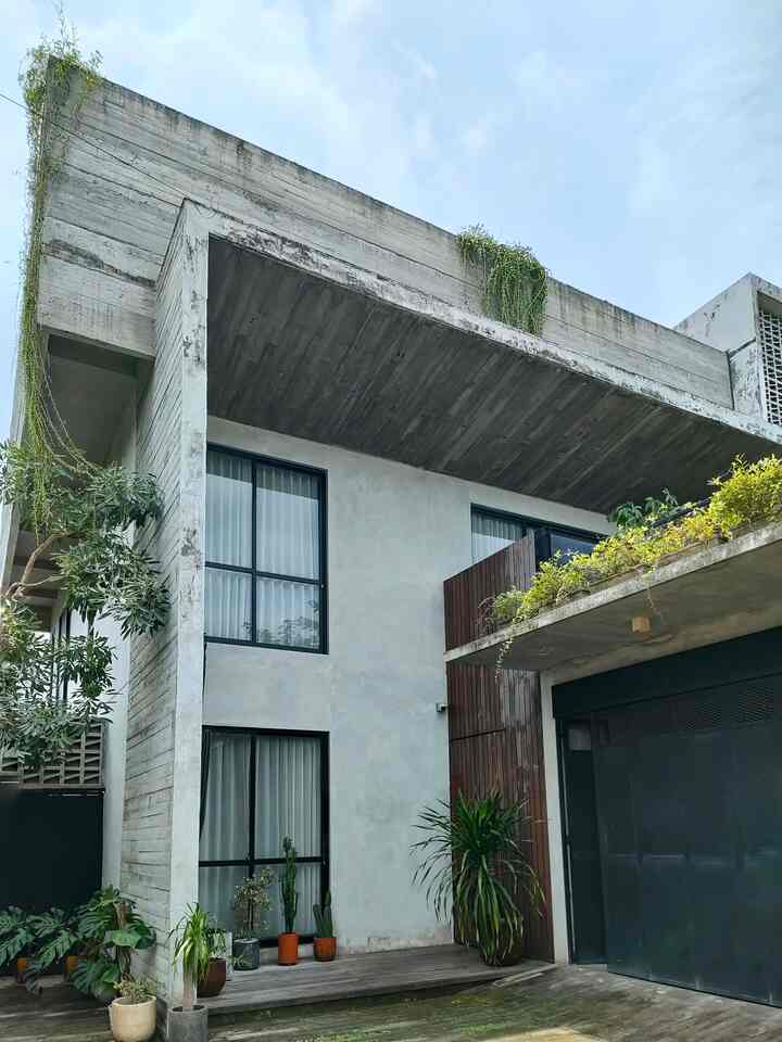 Fasad rumah kami sangat industrial dan expose semen. Meski bentuk rumah hanya kubus saja,tapi cukup menarik perhatian di lingkungan karena dikelilingi perumahan dengan tipe rumah yang dominan berwarna putih bersih.
Sesuai impian,kami memang menginginkan fasad rumah yang low maintanance.Karena banyak terpapar perubahan cuaca,resiko menjadi lusuh semakin besar jika finishing warna putih (misalnya).
Biarkan seperti ini saja,kadang berwarna abu bersih ketika musim kemarau atau berwarna abu gelap dengan aksen hijau lumut ketika musim penghujan.
Untuk mempermanis tampilan pagar depan, dipasang batu bata tempel supaya kesan tropis didapatkan.Warna coklat berpadu dengan warna hijau tanaman😍 #tropical
Pagar dibuat simple saja menggunakan besi hitam dengan kesan transparan supaya rumah terkesan tidak kaku.
Yang menjadi perhatian utama kami adalah kekuatan material fasad.Mencari material yang tahan lama seperti misalnya kayu Ulin,semen,plat besi sebagai pintu pagar.
Tetangga bilang "rumah semen kubus" 😁

#dindingsemen #dindingbatubata #dindingfasade
#potgerabah #platbesi #InspirasiFasad #StyleFasad #FasadRumah