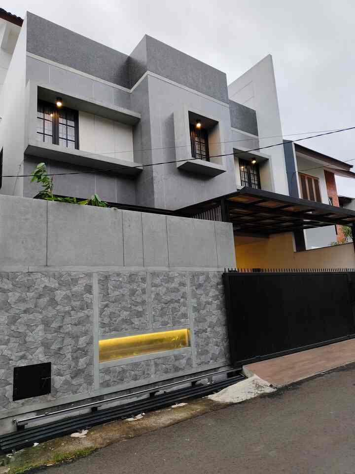 Fasad Kaffahhouse mengusung tema modern tropis, terlahir menyesuaikan bentuk badan bangunan yang simetris, dengan ditambah frame kotak tebal di sisi jendela dan di beri warna mayoritas abu dan hitam sehingga mencirikan kesan maskulin, rapih namun tetap sederhana dan simpel seperti yang kami inginkan. Adanya jendela kotak pada benteng pagar bukan hanya sekedar hiasan tetapi juga sebagai penerang jalan di saat malam hari. Dinding bangunan dan benteng pagar sengaja kami lapisi dengan Granit, harapannya agar bisa menutupi retak-retak di kemudian hari dan tidak menemui keluhan cat kelupas. Simpelnya granit ini 'low maintenance" dan juga tahan lama ☺️

#Dindingpagar
#catrumah
#InspirasiFasad
#StyleFasad
#FasadRumah
#PagarRumah