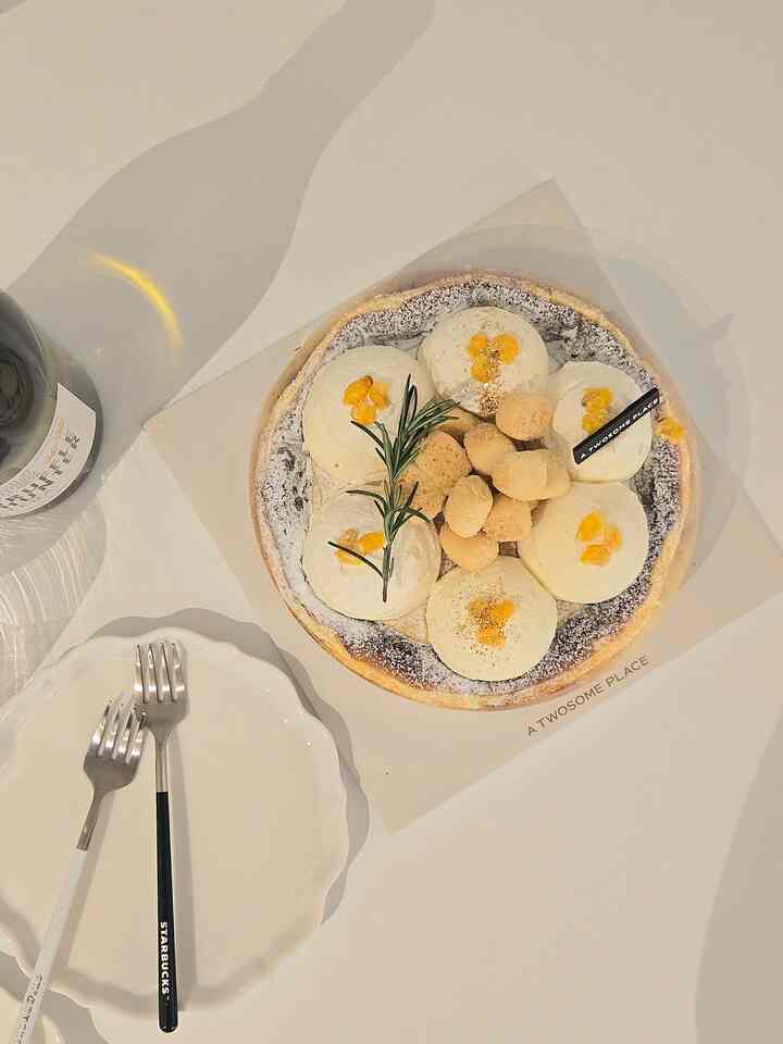 💛☁️私も赤いショット
すでに1月1日の新年会の時の写真です。
一ヶ月もこんなにフック行きました！
トゥソムトウモロコシバスチーズケーキに白ワイン➿️🥂

＃オーホームストア＃コンスープ記録
＃ケーキ＃トゥサムプレイス＃トゥサムケーキ
＃ケーキ皿
＃録画チャレンジ＃かわいい小物＃デザートプレート＃クラシック
＃クラシックアンティーク＃クラシックデザイン＃ワイングラス＃ホワイトワイン
＃ワインおすすめ＃苛性雨ワイン＃苛性雨
＃今日の家＃今日の記録