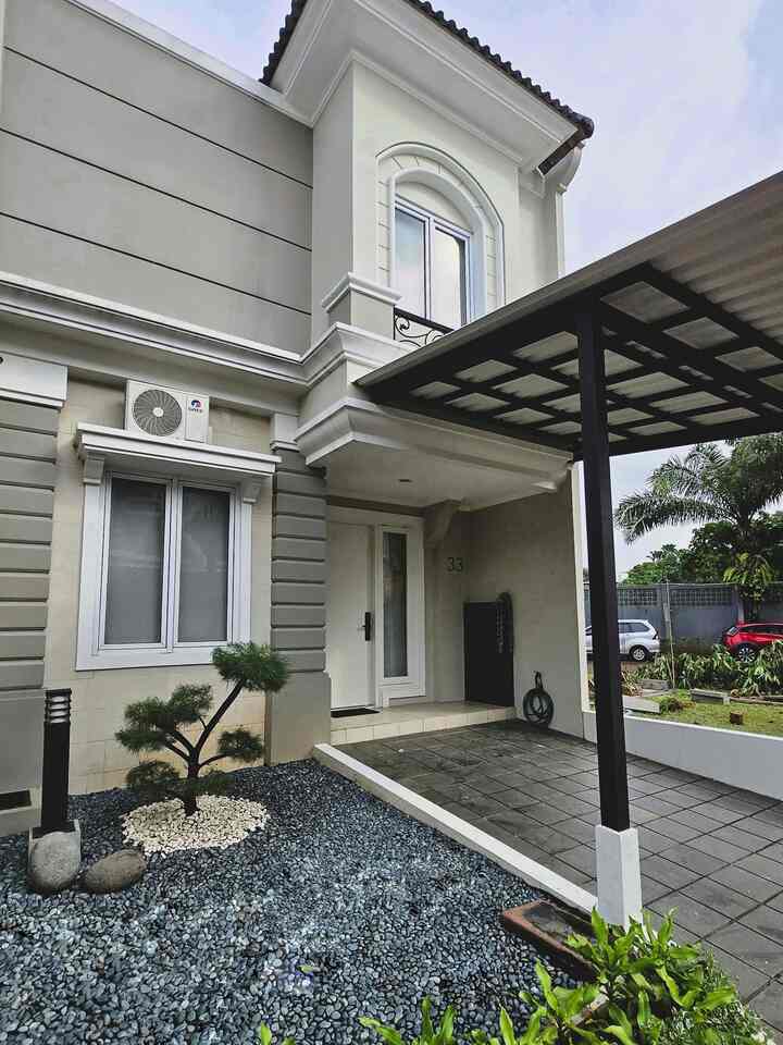 Menghias fasad bawaan developer yang ga bisa diubah banyak karena kebijakan tinggal di cluster itu terkadang emang challenging. Jadi yang bisa diusahakan adalah bermain warna cat dinding exterior rumah,  ganti carport menggunakan batu andesit dan bikin taman kering ala zen garden di depan rumah yang bikin suasana malem jadi syahdu 🫶 Ga lupa, pintu juga pake smart door lock supaya ga repot oper2an kunci lagi dan manfaatin sudut mati di teras untuk rak sepatu besi ganteng yang super slim tapi muatnya banyak~ 
 


#CatRumahExterior
#InspirasiFasad
#StyleFasad
#FasadRumah