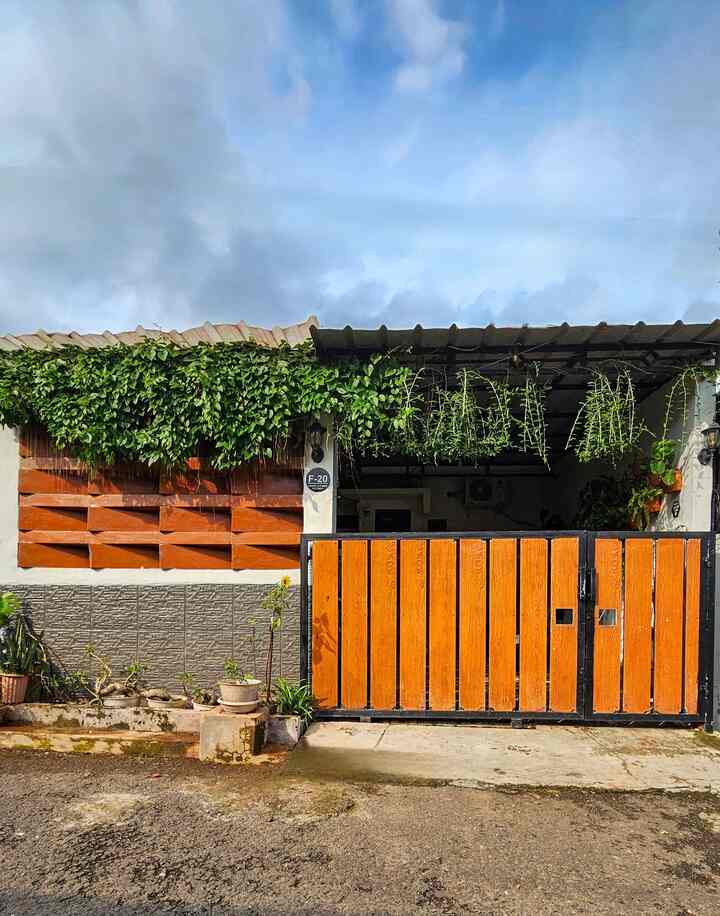 Ini adalah Fasad Rumah Subsidi-ku. Fasad rumah subsidi adalah bagian rumah yang tidak boleh diubah karena sudah diatur oleh pemerintah dalam undang-undang. 
Namun, kamu tetap bisa mempercantik tampilan fasad rumah subsidi dengan cara: Mengecat ulang rumah, Menambah pagar, Menambahkan pot bunga, Mengganti keramik, Memasang rumput sintetis. 

Fasad rumah ini, tidak dirubah. hanya menambahkan  garasi,teras dan pagar : 

🏡 Dinding cat putih + aksen bata hebel ala pagar roster biar ada tekstur dan nggak monoton dan lebih hemat budget
 🎨🌿 Tanaman rambat & pot hijau di teras biar rumah terasa lebih fresh dan adem 
⚫ Pintu pagar kalsiplank design minimalis agar lebih simpel dan klasik.

#InspirasiFasad #StyleFasad #FasadRumah #PagarRumah #PagarRumahMinimalis #WarnaCatPagar #PlavonPVC #CatRumah #KursiTeras #RosterBeton