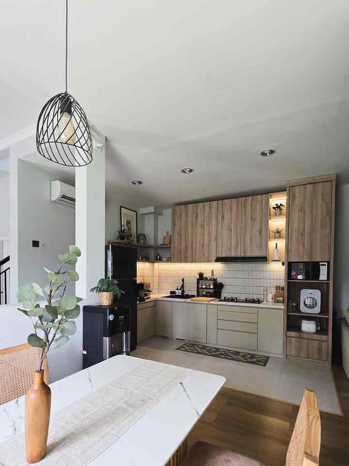 Less is more! Pemilihan style minimalis untuk kesan ruangan kecil jadi lebih luas, apalagi kalau dining room menyatu dengan area kitchen. Sebisa mungkin semua barang punya rumah masing2 yang tersimpan rapih dalam kabinet, jadi ga ada yang numpuk diatas meja~ Sentuhan warna-warna natural yang timeless dipadu dengan sentuhan kayu, rotan dan artificial plant juga bikin ruangan jadi lebih hangat, cozy dan cantik! 


#artificialplant
#MakeoverDapur
#StylingDapur
#DapurImpian
#DapurMinimalis