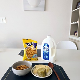 밤새 먹고싶었던 죠리퐁에 우유말아먹기 ㅎㅎ 밤이라서 먹고싶은거 참고 아침으로 먹습니다🤣
요즘 막달이라 밤에 소화가 안되서 먹고싶다고 먹으면 큰일나더라구요 ㅜㅜ 하루종일 속이 답답하고 신물도 올라오구...
그치만 아기는 건강하니 엄마인 제가 더 힘내려구요💕
#오홈스토랑 1 #콘수프기록 #아침식사 #임산부일상 #임산부아침식단 #신혼집 #주방 #아침식탁 #아침메뉴 #죠리퐁 #오랫만 #시리얼 #우유 #식탁 #바나나 #고구마 #맞팔 #맞팔해요 #소통 #소통해요 #맞팔소통 #환영 #환영해요
