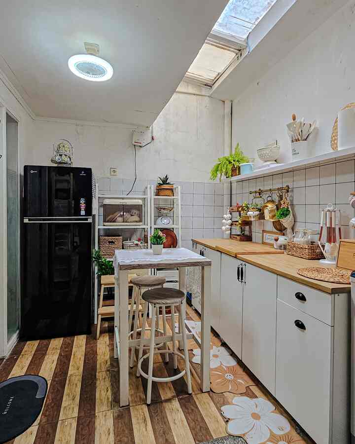 Dapur di rumah subsidi.
Dapur ini memanfaatkan tanah sisa developer di belakang. Dapur minimalis yg menyatu dengan ruang makan. Area ini merupakan dapur bersih, kabinet dapurnya aku pilih dari IKEA Knoxhult. 
Untuk memaksimalkan  penyimpanan perabotan dapur, aku pilih Rak Ivar Ikea dan Rak Lerberg dari Ikea. Dapur ini di dominasi warna white and wood. 

#MakeOverDapur #StylingDapur #DapurImpian #MejaMakanMinimalis #KitchenSet #KitchenSetMinimalis #Backsplashkitchen #DapurMinimalis #DapurSegaris #DapurModern #DapurMungil