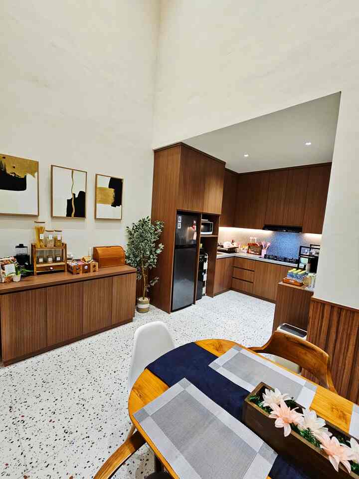 Area dapur dan ruang makan adalah area dimana saya banyak menghabiskan waktu, baik sendiri maupun dengan keluarga. Sehingga untuk kedua area ini, saya tempatkan berdekatan dan saya usahakan untuk menatanya senyaman mungkin. 
Untuk area dining room, memiliki high-ceiling, sehingga memberikan kesan yang lebih luas dan juga untuk sirkulasi udara yang lebih baik. 
Pemilihan lantai Terrazo juga memang sudah saya inginkan sejak lama, memberikan sedikit kesan vintage dan hangat. 
Beberapa item dekoratif yang saya gunakan, umumnya saya dapatkan di toko online, dan biasanya saya tetap mencari item-item dengan harga terjangkau namun masih dengan kualitas yang cukup baik.

#MejaMakanMinimalis #KitchenFlooring #KitchenSet #DapurMungil #DapurMinimalis #DapurModern #MakeOverDapur #StylingDapur #DapurImpian