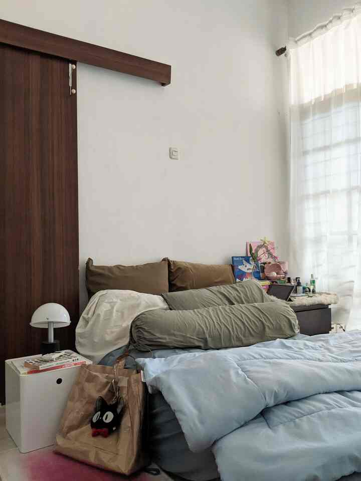 Mini bedroom update~
Baru-baru ini aku ganti sarung bantal yang aku jadiin buat headboard. 2 bantal besar ini aku jadiin headboard biar gak kejedot dinding kalau lagi tidur berhubung posisi kasurku ini nempel dinding😆. udah lama banget gak ganti sarungnya karena agak susah nemu sarung ukuran besar 60x60cm, tapi ternyata di Ikea ada. aku pilih 2 bahan, 1 bahan woven tebal, 1 lagi bahan semi velvet, kedua bahan ini lumayan anti nempel bulu doggy, jadi gak susah bersihinnya kalau doggy aku naik ke kasur. Warnanya kebetulan nemu dark green yang cocok sama warna beddings aku sekarang yayy
#eclecticbedroom #cushioncover #bedcover #pillowcase #bolstercase #InspirasiBedroom #StyleBedroom #KamarTidurRumah