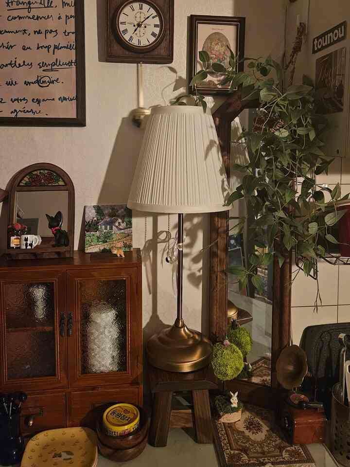 温かみのある木目調とヴィンテージ小物が配置された、雰囲気のあるキッチンインテリア