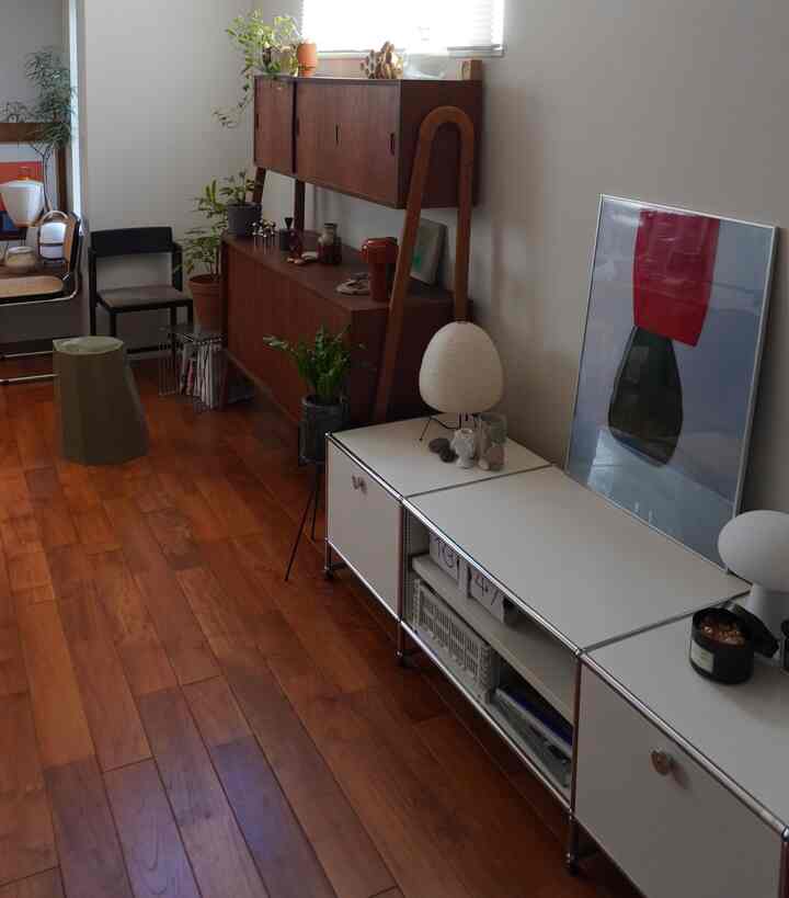 定期的に配置換えしたくなります。
ボチボチ動かす予定なので楽しみです。

我が家のUSMハラーはもう15年選手。
スチールなので劣化しないとは言いつつ
やはり汚れや錆のような症状もあります。

天板はメラミンスポンジで
パイプ部分はスチールスポンジを濡らして一拭きで
ピカピカになりますよ。

#USMハラー　#キャビネット　#リビングルーム　#配置替え　#ハラーのメンテナンス