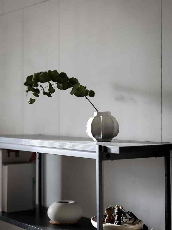 日差しが深く入る朝の時間、
悲惨なサモンの私もカメラを持ち上げる
花瓶とユーカリとシャドウ🖤
＃自宅で最高の忙しい＃ジャンスタンド＃コンスープ記録＃ナドンナサン＃30ピエロアパートインテリア＃タワー型アパート＃ホワイトインテリア＃ブラックインテリア＃花瓶＃ernst＃リビングインテリア＃タワータイプ構造＃ナドクリエーター新鮮な雨＃ホワイトブラックインテリア＃インテリアアクセサリー＃かわいいテム最高 