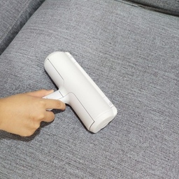 침구,소파와 카페트 ,옷에 붙은 반려견,반려묘 털관리
 털빠짐 손쉽게 제거하는 돌돌이 추천 
#우리집5문5답 #우리집청소템 
Q2. 자주 사용하는 청소템 : 돌돌이
반려견 반려묘 키우는 가정에서 없어서는 안되는 돌돌이  포메와 푸들 두마리를 키웠었는데
며칠전 포메 뽀롱이는 무지개다리를 건넜어요
이제  2살 된 스탠다드푸들만 키우는 중  
심하지는 않지만 강아지털 알러지가 있어 
돌돌이 옆에 끼고 소파와 옷을 문지르는게 
일상이 되어 버렸어요
요즘 급 피곤해지고 자꾸만 청소는 미루게 되니
장비빨로 승부를 보는것 같아요​
돌돌이 종류 진짜 다양하고 많잖아요
 최근까지 정착해서 쓰고 있는 3종 추천드려요
1. 반영구 돌돌이 청소기 
기존의 제품에 익숙해지다 보면
다른 것으로 바꿀 생각은 안했는데
은근 괜찮다는 상품평이 많아서 귀가 쏠깃 
대박템이라는 말에 요건 꼭 써봐야지 하다 쓰게 된 제품
돌돌이테이프 리필을 해야 하고
테이프를 뜯어야 하는 번거로움이 있는데
반영구적으로 사용 할 수 있는 반영구 돌돌이 청소기
사용 후 세척 후 쓰면 되거든요 
2.사선컷팅 돌돌이 테이프 (숏핸들)
집안 숨은 먼지제거를 위한 청소 필수템 
접착력 좋고 컷팅력이 좋더라고요
처음에는 디자인만 보고 샀다가
접착력이 약해 실망한 제품들이 많다보니
언제부턴가 돌돌이리필도 꼼꼼히
따져보고 사게 되는거 있죠​
그리고 찍찍이에 모양이나 캐릭터가 없이
심플한게 테이프 뗄때도 편하고
접착력 확인하기가 좋았어요 
​
3. 크린아이 돌돌이 롱핸들 
작은 사이즈 핸디형 돌돌이도 사용하지만
매트리스나 러그,소파는 허리도 숙여가며 해야 하다 보니
길죽한 롱 핸디형 테이프클리너를 사용하면
허리를 숙이지 않아서 좋더라고요
롱 핸들 특대형이라 그런지 큼지막하니 ​
아무래도 길어서 작은 사이즈 보다는
무게감이 있긴 하지만 마루 바닥에 머리카락이나 먼지 
소파 밑 안 쪽까지 손쉽게 먼지제거를 할 수 있어서
숏핸들과 롱핸들 두가지를 두고
청소시 용도에 맞게 가져다 쓸 수 있어요
국내생산 롤클린너라서 그런지 허접하지 않고 
돌돌이리필 갈아 끼울때도 편하고
푸쉬캡을 눌러 리필을 빼주면 되니깐 편함
벽에 공중부양 시켜 걸어서 두어도 되고 
거치대가 있으면  바닥에 두고 사용해도 되는데
견고해서 넘어지거나 하지 않아
안정적으로 두고 사용이 가능해요
무엇보다 공간도 많이 차지 하지 않더라고요
#돌돌이 #테이프클리너 #반려견 #반려묘 #침구청소
#살림살이 #콘수프기록 #청소템 #청소노하우 
#반려견 #반려묘 #반려동물 #청소도구 #러그청소
#침구청소 #우리집잘산템빙고 #콘수프기록 
