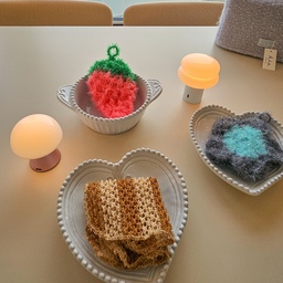 #살림살이 1 #콘수프기록
선물받은 딸기 꽃 수세미랑
 집에서 자주 사용하는 옥수수그물 수세미예요
수세미도 예쁜접시에서 대접받네요
깨끗이 잘닦아줘 😊😊
나 뭐래니... 😅😁
 쥐어짜서 수세미까지 등장이네요 8개 꼭하겠어요 
답방은 육퇴후 갈께요 
#수세미 #옥수수수세미 #인칸토 #예쁜살림템
#예쁜수세미
