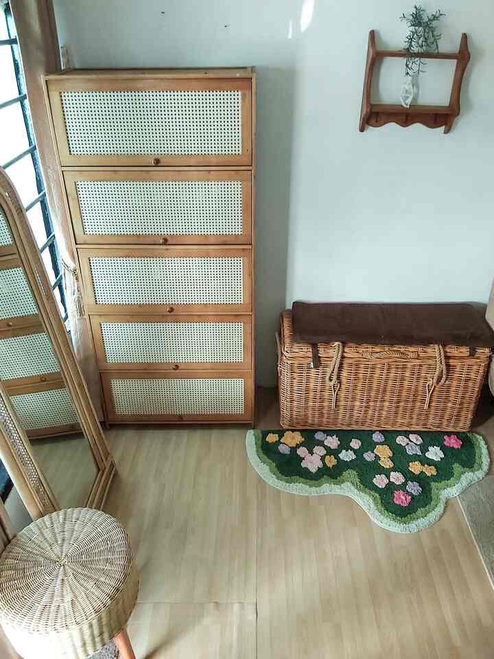 Area ini adalah area pertama yang ditemukan saat memasuki rumah. Ruang tamu kami berukuran 3*4 m dan foyer ini terletak di pintu masuk bersatu dengan ruang tamu. Area ini dilengkapi dengan rak sepatu yang berukuran besar agar muat banyak sepatu, box peti rotan untuk penyimpanan alat olahraga dan beberapa ransel dan satu cermin full body besar. Dekorasi nya sendiri serba rotan dan kayu karena kami menyukai elemen natural di berbagai sudut area ini.

#Inspirasifoyer #stylefoyer #foyerrumah #raksepatu #rakpenyimpanan #rakgantung #cerminrotan #stoolrotan

