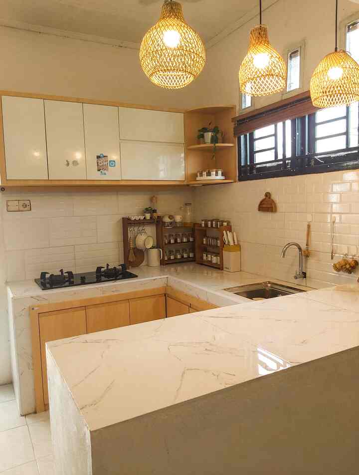 Styling mini kitchen 🌿🌿
Dapur mini Ryuto house ini merupakan bagian dari area open space yang menyatu dari ruang keluarga dan area makan. Area ini kami buat letter U agar dapur dapat dimaksimalkan se compact mungkin, segala peralatan dapur dimasukkan ke dalam kabinet agar rapih. Dekorasi dapur ini terinspirasi dari dapur japandi dengan dominan warna Wood dan white serta penggunaan counter top dan backsplash berwarna putih untuk kesan dapur yang clean. Dengan tambahan rak kayu di atas counter top untuk rak bumbu dapur  agar dapur terlihat senada. Penambahan lampu gantung dari bahan rotan dirasa cukup cocok dengan tema dapur ini.

#makeoverdapur #stylingdapur #dapurimpian #backsplash #countertop #kaplampugantung #faucet #komportanam