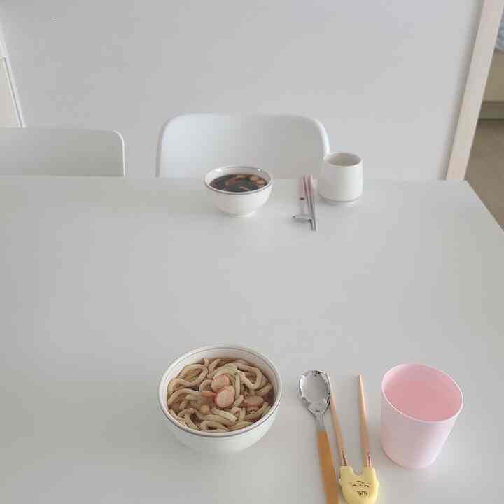 #오홈스토랑 #콘수프기록 

I always get annoyed by the poor lunch menu,
but today's lunch is Saengsaeng Udon ㅋㅋㅋㅋㅋㅋ

My husband originally bought it for me to eat, but he stole it
Since it was stolen, I'll just have this for lunch!
The snow seems hard to walk even if you don't drive
I'm sorry, sis, because I'm tired and want to eat quickly and rest
Let's have lunch tomorrow❤️

I gave the kid most of the noodles, and I ate rice in the soup
I needed hot soup

You know, you can make shabu-shabu broth with fresh udon noodles
You don't have to make broth separately, just make broth with fresh udon noodles
And boil vegetables and meat in it to complete shabu-shabu
After eating everything, add noodles and eat it, it's a perfect course
ㅋㅋㅋㅋㅋㅋ It's good because it's easy to make👍

#Lunch #점심식사 #간단한끼 #간단메뉴 #시라쿠스 #이케아컵 #수저세트 #카모메키친 #교정젓가락 #아이젓가락 #일상
