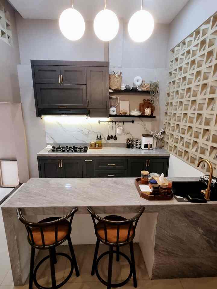 Konsep home kitchen kami yaitu modern minimalist dg pemilihan warna HPL midnight grey. Dipadukan dengan granit bermotif marbel. Supaya lebih menarik, kami styling dengan beberapa ornamen kayu dan beberapa peralatan dapur yg punya warna senada. Area ini sekaligus menjadi dining area karena kami memang belum memiliki meja makan. Dapur mungil ini jadi salah satu ruangan favorit keluarga  #KitchenSet #BacksplashKitchen #ModernMininalistKitchen #DapurMinimalis #DapurSegaris #DapurModern #DapurImpian #MakeOverDapur #StylingDapur