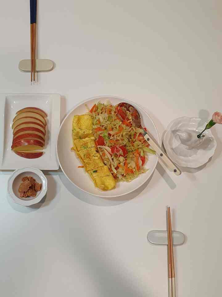 #オーホームストーリー

夫と毎日食べる朝🥗

体に良いキャベツとトマト、ニンジン、ニンニクを一緒に炒め、朝に食べます。
そこに朝に食べるリンゴは金リンゴじゃないですか～おしゃべり相性のピーナッツバターのように食べましょう～🍎

胃が弱い私に朝を気軽に上に良いキャベツをオリーブオイルに軽く炒め、通胡椒をガルガルして食べるので美味しくて一層快適でいいですね～🌸

野菜 - >タンパク質 - >炭水化物の順序で食べるのが良いと言って
簡単ではありませんが、できるだけ守って食べようと努力しています〜😊


＃おにぎり＃コンスープ記録＃健康的な食事＃朝ご飯＃キャベツサラダ 
＃リンゴピーナッツバター＃今日の食事＃健康食品＃味わい 