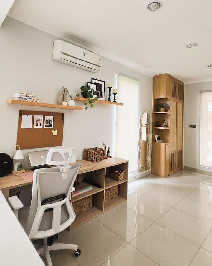 Masih bahas soal rumah open space, disamping ruang makan ada home office yang bersebelahan dengan foyer. Karna rumah ini ga ada gudang, jadi perlu bikin lemari yang diperuntukan untuk gudang mini di foyer, terus tambahin cermin kekinian untuk OOTD sebelum pergi 🤭 Sementara untuk home office dirasa perlu karna mostly sekarang memang kerja dari rumah~ jadi perlu banget untuk punya kursi kerja dan desk setup yang bisa produktif dan duduk lama tanpa pegel HAHAHA

#homeoffice #kursikerja #foyer #cerminootd
#Rumahopenspace
#RumahtanpaSekat
#RumahLega