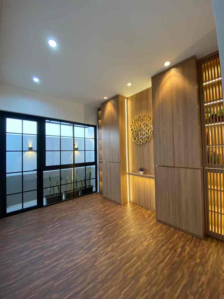 Ketersediaan Ruang Ibadah (Mushola) di Kaffah House terletak di lantai 2 yang berdekatan dengan semua kamar penghuni, tujuannya agar mudah mengaksesnya. Memiliki Luas 3x3m² ini cukup untuk berjamaah bersama anggota keluarga yang berjumlah 6 orang. Ruang ini memiliki posisi penting sebagai pengingat untuk selalu berpulang dan berterimakasih kepada Sang Pemberi setelah seharian beraktivitas dunia.

#Mushola
#vinil 
#hpl
#cat
#ruangibadah
