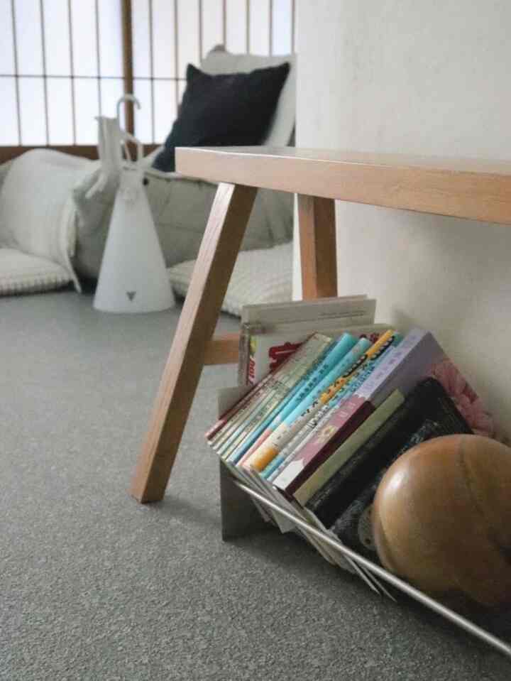 クッションが沢山あるのはワンコがソファから飛び降りる時の負担軽減のため🐶
#リビング #リビング小物 #犬との暮らし