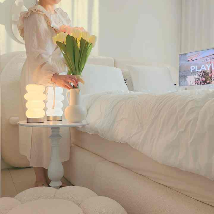 猫を育てながら諦めたものの一つが花です。
花に意外と猫に有害な毒素が多いです。 

私の好きな照明と花まで香り高いインテリア小物としても活用しやすいビアケイのチューリップ照明ですよ✨️

バブル照明も人気爆発のまさにその照明グルメビアケイのベストセラーであるチューリップシリーズです。 

ピンクのチューリップが春が盛り上がってきたようなときめきを与えると思います。 

乾電池タイプで手軽で火をつけなくても花瓶に差し込んでくれたらとてもきれいです！

パッケージボックスデザインから綺麗で来月ホワイトデーにガールフレンド、ワイププレゼントにも輝く花、枯れない花で 
永遠の愛を告白するのにとても良いと思います。

花の色によって込められた意味も異なり、デザインも多様だから 
Via Case Studioに行きましょう🤍

@viakstudio

＃ビアケーススタジオ＃花束照明＃チューリップ照明＃花照明＃オブジェ＃バブル照明＃花家の飾り＃家のスター＃今日の家＃寝室のインテリア 