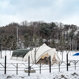 🏕캠핑기록
이제는 눈이 안오겠지~ 했는데
어제는 순식간에 많은 눈이 내렸네요.
추우면 좀 예민해져서 겨울을 조용히 지내고
있는데 기간이 길어지니 지루해져만 갑니다.
블로우와 오크돔 조합은 언제봐도 넘 이쁜것 같습니다.
텐트정보 :  블로우쉘터 + 오크돔 @campingkan.kr
#캠핑 #감성캠핑 #캠퍼 #camper #camping #캠핑칸 #블로우쉘터 #테숲 #오크돔 #캠핑장 #텐트 