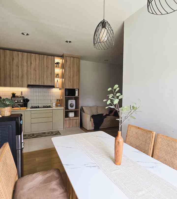 With an area of 25m2, there are 3 rooms that finally need to be made into one, namely the dining room and kitchen which are directly adjacent to the living room. 

To make this narrow space feel less stuffy, the key is in the arrangement of the space that maximizes the space for movement, bright wall paint and also window openings. 

#catinterior #rumahopenspace #rumahtanpasekat #rumahlega