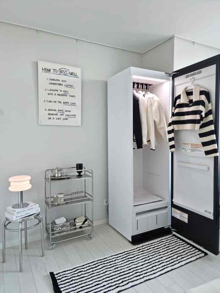 ＃オシンギはオジプで＃オセフェ 
昨年に今日の家収益化コンテンツトップ10中3位に選ばれて100万ポイントもらったのと既存にあったポイント合わせて購入したlgオブジェコレクションスタイラー🤍 

デザインがとてもきれいで綺麗で見えるたびに気持ちいいですｗ
5着くらい入る寛大なサイズなので、3人家族の私の家にぴったりです。

外食するといつも服で食べ物の臭いがし、微細なほこりのひどい日には蒸し暑いですが、外出後に戻ってすぐにスタイラーに入れてくれれば心配です！
ウイルススチーム殺菌できれいに管理してくれるから安心ですよ😊

クッションや枕、コートなど毎日洗濯しにくいものももう簡単に管理できて本当に楽ですよ〜
まだ購入をお悩みの方がいれば積極的におすすめします🎵

＃スタイラー＃衣類管理＃衣類乾燥機＃エルジオブジェコレクション＃エルジスタイラー＃LG家電元＃新婚生活＃新婚生活＃サリムテム＃サリムテムおすすめ＃メイド＃ドレスルーム 