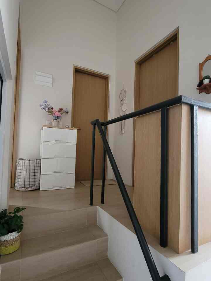 Area ujung tangga di lantai 2 rumah kami ini, memang tidak besar. Namun, masih bisa kami manfaatkan menjadi area belajar/bekerja, tempat penyimpanan barang perintilan yang kami simpan di lemari penyimpanan, serta tempat menaruh laundry bag tepat di depan kamar mandi.. 
#stairs #rumahmungil #rumahminimalis #homedecor #japandi #rumahcompact #rumahsiwa 