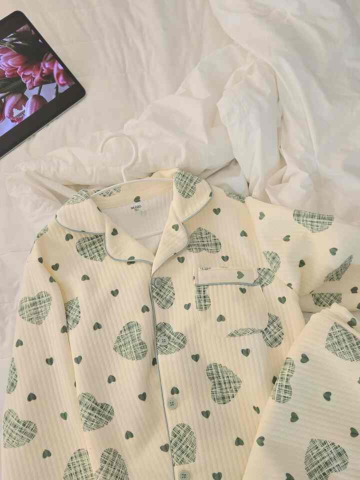 しばらく前にボスボスの毛布と一緒に買った 
市場でゲットした冬のパジャマですよ💚
新鮮なパジャマを自慢しようとしています。
➰️私の家のハンガーはこの3つの製品を使っています。
ノンスリップショルダーホルン防止ニットハンガーは服の変形防止、
パンツハンガー、トングハンガーハンガーの3つの機能が尽きて 
四季を通してよく使う製品です ✔️

原木ハンガーは原木ハンガーと合うように買った製品です。
確かにインテリア効果がいいです ウッド感性好きな方なら
無条件おすすめのテム！
ひものある商品も歩きやすいので、私は夏のワンピース中心に
たくさん歩いておく方ですよ➿️
そして、最近購入したノンスリップパンツハンガーは夫になります🙋‍♂️
私はベージュカラーが一番かわいいです！
滑り止めと耐久性になるのに良い製品のように
満足しています🙆‍♀️

＃私のお金の耐性＃コンスープ記録＃今日の記録
＃今日のシーンカット＃冬のパジャマ＃ハンガー＃ハンガーをお勧め 
＃ウールハンガー＃ノンスリップハンガー＃パンツハンガー＃パンツハンガー 
＃製品おすすめ
＃かわいいサリムテム＃サリムテム 
＃ドレスルーム整理＃ホワイトテム＃ウッドテム＃ベージュインテリア 
＃ベージュムード＃感性インテリア 
#今日の家で買った