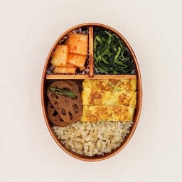 내가 만든것보다  더 맛있는
⚘ 엄마표 반찬 도시락
- 현미밥
- 계란말이
- 연근조림
- 이것저것 산나물 무침
- 콜라비 깍두기
이번 도시락은 엄마표 반찬으로 완성한 도시락입니다. 엄마네서 얻어 온 반찬이 3개나~^^ 있습니다! 야호~
원래는 가져다드리고 가져오는 건 잘 안 하는데요 
콜라비로 깍두기를 담그셨더라고요. 너무 맛있어서 냉큼 가져왔어요😁. 달달하고 아삭한 식감이 참 좋더라고요.
콜라비깍두기를 가져간다니 이것도 가져가라 저것도 가져가라 신이 나셨길래 못이기는 척 하고 가져왔습니다.
연근조림은 제가 해도 맛있는데 엄마가 만드신 건 더 맛있네요 😁
산나물무침은 지인분이 여러종류를 섞은 봄나물을 데치고 냉동해서 주셨길래 나물 좋아하는 엄마 드렸더니 맛있다고 싸주시네요.😅 나물도 엄마가 무친게 더 맛있긴해요 ㅎㅎ
엄마표 반찬에 양파 채썰어 넣고 계란말이만 만들어서 완성~
특별히 더 맛있게 잘 먹었습니다~~
.
.
#오홈스토랑 #콘수프기록 #나도크리에이터 #ftc4기이야기 #도시락 #도시락싸기 #도시락반찬 #도시락메뉴 #건강한끼 #맛있는한끼 #계란말이 #점심도시락 #직장인도시락 #엄마표 #먹기록   