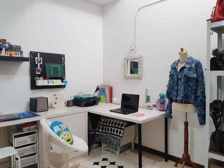 Home office + mini studio ini adalah ruangan yg paling sulit untuk didekor sejujurnnya. Karena pekerjaan saya dibidang creative & seller online vintage/secondhand bags, maka ruangan ini sudah pasti banyak terdapat barang seperti stock tas & baju jualan 😁🤭 sekaligus digunakan sebagai ruangan display. Diruang kerja ini , kami tidak terlalu banyak bermain dengan dekor yg colorful karena saya lebih ingin suasana yg tenang saat berada disini. Untuk meja kami menggunakan meja minimalis bewarna putih, begitupun juga dengan kursinnya, begitu juga dengan rak yg kami gunakan diruangan ini. Terdapat beberapa knicks knacks dan karpet colorful agar kesan "fun & playful" dirumah ini masih tetap ada walaupun hanya sedikit hehe.. 


#homeoffice #ruangkerja #ruangpenyimpanan #rakminimalis #warnacatrumah #ruangkerjaminimalis