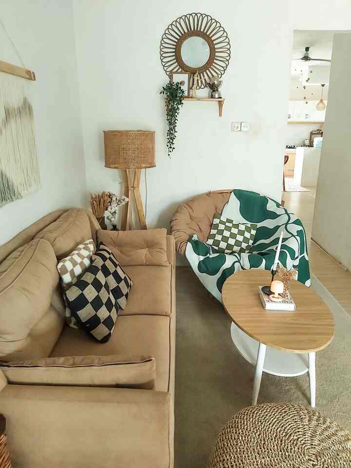 Ruangan pertama yang ditemui ketika memasuki Ryuto house adalah ruang tamu ini. Ruangan ini berukuran 3 x 4 m dan dibagian pintu masuk terdapat area foyer mini yang menyatu dengan ruangan ini. Ruangan ini lebih difungsikan untuk menerima tamu. Dekorasinya sendiri kebanyakan dekorasi berbahan natural seperti kayu dan rotan agar kesan yang di dapat lebih homey. Area ini juga di lengkapi standing lamp di sudut ruangan untuk membantu penerangan di malam hari dengan lampu bercahaya warm.

#livingroom #livingroommakeover #ruangtamu #walldecor #throwblanket #mejaruangtamu #karpetruangtamu #cermin