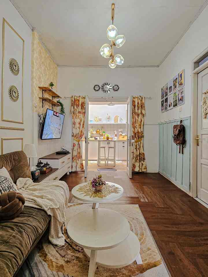 Desain rumah kecil tapi maksimal! 😍 Ruang tamu serbaguna yang menyatu dengan dapur, hanya diberi sekat pintu kaca. Cukup furnitur minimalis dan pencahayaan alami buat bikin rumah kecil jadi kelihatan luas. 🌿💡

#Livingroom #Livingroomclassic #livingroominimalis #ruangtamuminimalis #mejamakan #PlavonGRC #WarnaCatRumah #WallpaperDinding #vynil #openspace #WallpaperEstetik #Cat  #RumahOpenSpace #RumahTanpaSekat #RumahLega