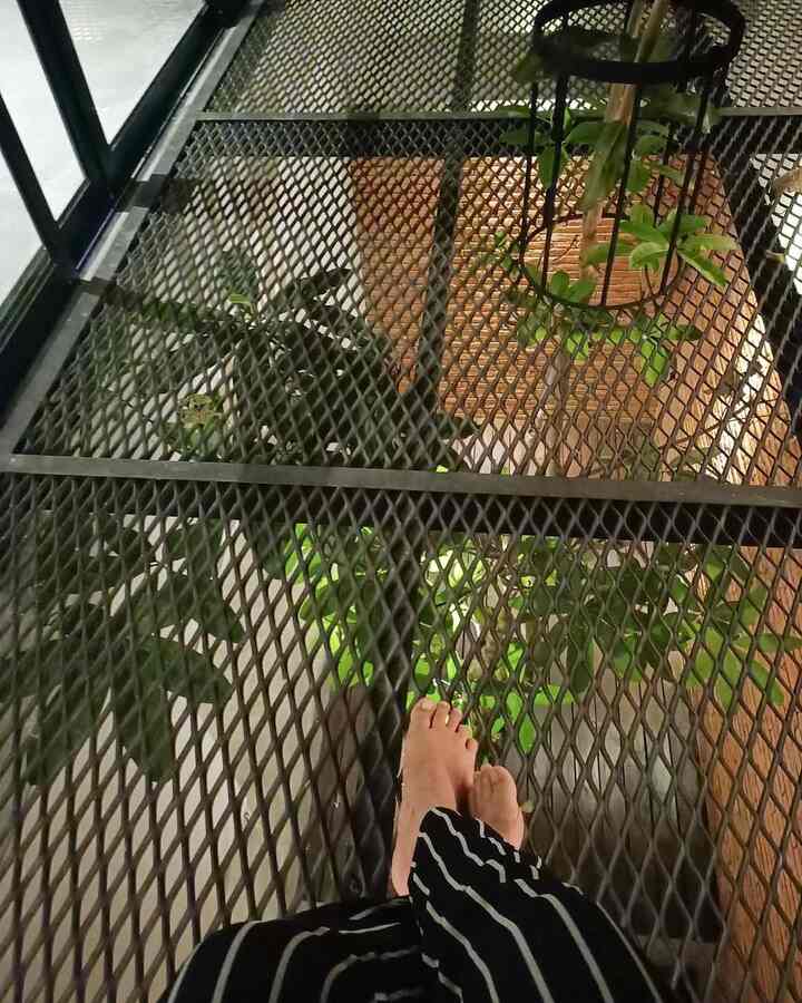 masih tentang "OPEN SPACE" 
Dimana hampir dari semua bagian rumah dimanfaatkan untuk sirkulasi udara dan cahaya.
Mungkin kalian sering melihat expanded metal dipakai untuk pagar? Di rumah kami, expanded metal dipakai untuk lantai balkon sehingga memungkinkan udara masuk ke ruang tengah.
Cukup kuat kok! jangan kuatir hehehe
Hanya saja untuk yg aerophobia memang akan sedikit ngeri karena belum terbiasa.
Kayu ulin selalu digunakan untuk exterior rumah karena memang lebih kuat terpapar cuaca.Sebagai dinding balkon dan bangku teras balkon.
Pohon Pule dari bawah kami berikan lobang khusus supaya bisa tetap tumbuh keluar dari balkon untuk menambah kesejukan.
Konsep rumah open space seperti ini harus siap juga dengan konsekuensi masuknya debu.Apalagi ketika angin ke arah rumah.
Oleh karena itu,minimalis furniture membantu untuk lebih mudah bersih-bersih dan tidak menyimpan banyak debu
#Balkon #kayuulin #expandedmetal #ideBalkon #RumahOpenSpace #RumahTanpaSekat #RumahLega #ideTeras #ideBalkon

