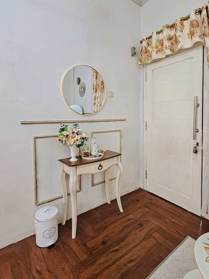 Area Foyer di rumah ini sengaja dibuat simpel dan minimalis, tapi kesan klasik-nya tetap dapat kan? 🥰

#foyer #foyerrumah #rumahsubsidi #farmhouse #inspirasifoyer #americanclassic #temabebas #mejanakas #cerminbulat  #americanclassicminimalis #rumahopenspace #rumahlega #rumahtanpasekat 