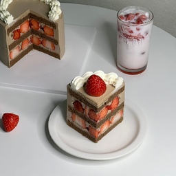 오늘의 사부작사부작-호지딸기케이크🎂🍓✨️
오늘은 호지차케이크시트에 호지차크림+딸기를 가득 넣어 케이크를 만들어보았어요-!
직접 만든 딸기라떼와 같이 먹었더니 입 안이 온통 딸기로 가득 찬 것 같았답니다🥹💛 
딸기 좋아하시나요?
저는 진짜 좋아하는데요!
딸기 제철일 때 많이 먹어두려고요💖 
오늘은 날씨가 조금 포근해졌네요
오늘도 즐거운 하루 보내세요🍀 
#오홈스토랑 #콘수프기록 #콘수프 #딸기케이크 #호지차케이크 #딸기 #strawberry #케이크 #cake #strawberrycake #홈베이킹 #베이킹 #baking #homebaking #홈카페 #homecafe #케이크맛집 #맞팔 #맞팔해요 #소통 #소통해요