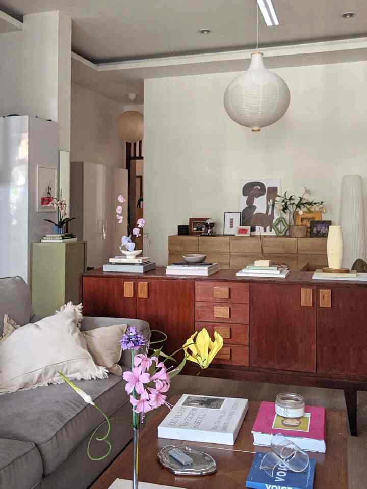 Area open space aku ini merupakan gabungan ruang tamu dan living room, jadi fungsinya bener-bener serbaguna. Buat main anabul, nerima tamu, sampai buat olahraga. Karena high traffic, high activity, pastinya bakal banyak barang di area ini.
Caraku supaya ruang open space bisa rapih Dan tetap eye pleasing adalah dengan menggunakan berbagai macam jenis storage, bisa percampuran warna berbeda atau bentuk/ketinggian berbeda.
Contohnya area ini ada 2 credenza dengan tone kayu berbeda. Di atasnya bisa diletakkan items dekor supaya orang rumah gak sembarangan taro barang di atas credenza. Semua barang harus kembali ke tempatnya masing-masing.
Selain credenza aku juga menggunakan lemari besi hijau yang bentuknya seperti pedestal. Selain untuk simpan barang, looks nya juga cocok sebagai item dekorasi😁
#credenza #buffet #storage #storagehacks #consoletable
#RumahOpenSpace
#RumahTanpaSekat
#RumahLega