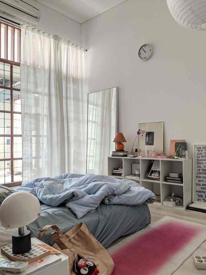 Post kamarku lagii karena seneng banget liat perpaduan warnanya😝. Kalau lagi pengen ganti suasana kamar, aku rekomen banget untuk invest di bed cover atau rug karena bisa bikin vibe kamar langsung beda
#bedroom #bedsheet #bedcover #rug #tablelamp #eclecticbedroom #midcentury #contemporary