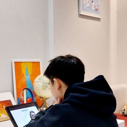 💙 무민으로 꾸민 아이방 💙
(예쁜템최고야 5)
무민(Moomin)을 아시나요? 
핀란드의 작가인 토베 얀손(Tove Jansson)의 손끝에서 탄생한 무민은 숲 속에서 살아가는 가상의 존재로 1940년대에 등장한 이래 전 세계적으로 꾸준히 인기를 얻고 있는 캐릭터예요. 
첫째 아이가 아주 어릴 적에 일본에 있는 무민카페에도 다녀온 적이 있을 정도로 저희 가족은 무민과 친숙해요. 아이와 종종 함께 맞추며 놀던 무민 퍼즐도 아직 가지고 있고 무민 이야기 속 한 장면이 담긴 머그컵도 있죠. 그리고 첫째 아이의 방에도 무민과 친구들의 그림이 걸려 있어요. 
이 그림은 몇 년 전 두바이 엑스포장에 놀러 갔을 때 핀란드 국가관 기념품숍에서 아이가 직접 고른 그림이랍니다. 자기 방에 걸어놓고 싶다는 이야기에 구매해서 두바이 집 아이방에 걸어두었다가 서울로 돌아온 후에는 지금의 자리로 옮긴 것이죠.
어제의 일이에요. 낮 시간 동안 올려두었던 블라인드를 다시 내리려고 아이방에 들어갔다가 뉘엿뉘엿 넘어가는 햇살을 떠나보내고 있는 무민과 친구들을 보았어요. 반은 햇살 아래, 나머지 반은 어둠 속에 있는 무민들을 보니 기분이 묘해지는 것이, 어쩌면 여기가 핀란드에 있는 무민의 골짜기가 아닐까라는 생각이 들었답니다.
너무 예쁜 무민 퍼즐과 무민컵, 그리고 일본의 무민카페 이야기도 곧 소개해볼게요. 
#예쁜템최고야 #콘수프 #콘수프기록 #아이방 #아이방인테리어 #아이방꾸미기 #아이방침대 #아이방침구 #아이방책상 #아이방의자 #초등학생방 #초등학생방인테리어 #초등학생책상 #시디즈링고 #시디즈 #퍼니코 #두닷 #두닷책상 #액자인테리어 #그림인테리어 #맞팔 #맞팔해요 #소통해요 