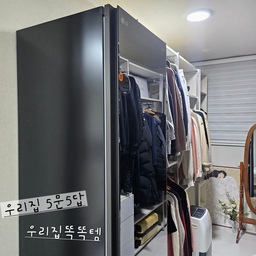 #우리집5문5답 #콘수프기록 #드레스룸 #드레스룸인테리어 #스타일러 #lg오브제컬렉션 
Q. 우리집 똑똑한 가전 친구는? #우리집똑똑템
✔️LG 오브제 스타일러
드레스룸이 지저분해서 올리기 민망하지만 포기할 수 없는 저희집 똑똑템❕️LG 오브제 스타일러❕️랍니다.😊
예전엔 입었던 옷들을 다시 걸어두는게 찝찝할 때가 있었는데 스타일러가 생긴 뒤로는 걱정이 싹 사라졌어요 !
터치식의 스타일러를 간편하게 작동만 해주면 옷을 갈끔하게 유지할 수 있어요. 
향기 시트까지 넣어주면 좋은 향까지 은은하게 퍼지니
얼마나 좋은지 몰라요 👍
반려동물들이 사용하는 담요나 집에 있는 인형들도 스타일러 하나면 깔끔하게 관리할 수 있어서 너무 좋답니다 !
제가 사용하는 스타일러는 미러형이라 거울로도 사용이 가능해서 여러모로 잘 사용중인 저희집 똑똑템이에요🤍
#드레스룸꾸미기 #미러형스타일러 #원목거울 #거울 #액자 #소피아린드 #러그 #발매트 #옷관리 #옷 #신혼집 #신혼집꾸미기 #신혼집일상 #블라인드 #제습기 #위닉스 #lg오브제 #lg가전 #맞팔 #소통 #가전제품 #조화 #화병 
