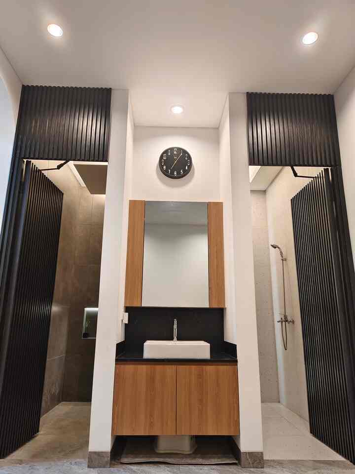 2 Ruang Kamar Mandi dilantai 2 ini terpisah berdasarkan fungsinya, yang sebelah kiri adalah Ruang Mandi, sedangkan yang sebelah kanan adalah Ruang Toilet, dan Wastafel sengaja diletakkan diluar. Sejak awal kami mempertimbangkan luas area dengan kebutuhan penghuninya, untuk berhemat tetapi bisa mengakomodir kebutuhan 4 anak, maka toilet terpisah seperti ini adalah solusinya bagi kami. Karena dalam 1 waktu bisa menuntaskan beberapa kegiatan bersih-bersih. 

Ruang toilet mendapat pencahayaan banyak dari sky light, Keuntungan memisah toilet di padu pencahayaan yang cukup adalah membuat area toilet cepat kering sehingga tidak lembab dan berbau.

Sesaat sebelum dipasang granit untuk area Toilet, kami meminta dibuatkan Jalur air panas untuk shower set. Merubah konsep yang pada awalnya tidak berniat memasang shower set di toilet, agar kering. Tetapi kami tidak menyesalinya karena pada akhirnya juga bermanfaat ketika diperlukan. Walau sangat amat jarang.

Inilah pentingnya sering memantau kegiatan proses bangun rumah agar jika ada perubahan yang memerlukan pembobokan bisa dilakukan sebelum pemasangan granit.

#KeramikKamarMandi
#RenovasiKamarMandi
#BathRoomMakeOver
#InspirasiKamarMandi
#KamarMandiUnik