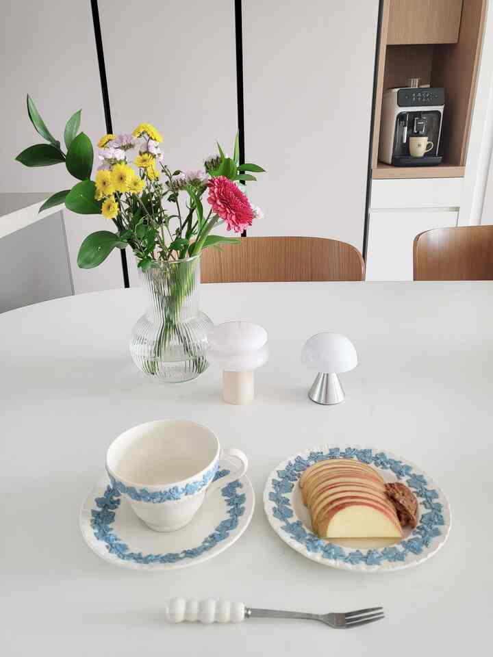 #오늘의우리집 3
#コンスープ 

土曜日の朝🌞 
緩やかに立ち上がり、リンゴ＋土地の組み合わせで簡単に解決！
コーヒーを降ろす前に写真を撮る📷 
家に生花があるので、確かに生気が回るような気分💕 

#今日の家 
#リンゴピーナッツバター 
#アメリカーノ
#朝のコーヒー 
#ウェッジウッド
#花