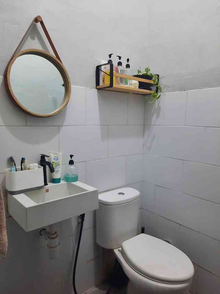 Renovasi Kamar Mandi standar Developer jadi simpel, menarik dan estetik.
Kamar mandi ini ukuran 1,5 x 1,5 meter ukuran asli dari developer, kemudian kami renovasi dengan mengganti semua keramik. 
Terdapat penambahan wastafel mini yang sangat fungsional tapi tidak terlalu makan tempat. 
Pemasangan keramik dinding kamar mandi pun dibuat susun bata agar tidak monoton dan membosankan. Kami memilih ukuran keramik yang besar agar mudah dalam perawatan dan pembersihan. Ukuran keramik dinding 25x40 cm dan keramik lantai 40x40 cm.
#kamarmandiestetik
#renovasikamarmandi
#inspirasikamarmandi
#keramikkamarmandi
#bathroommakeover
#renovasikamarmandideveloper
#keramikdinding
#wastafelkamarmandi