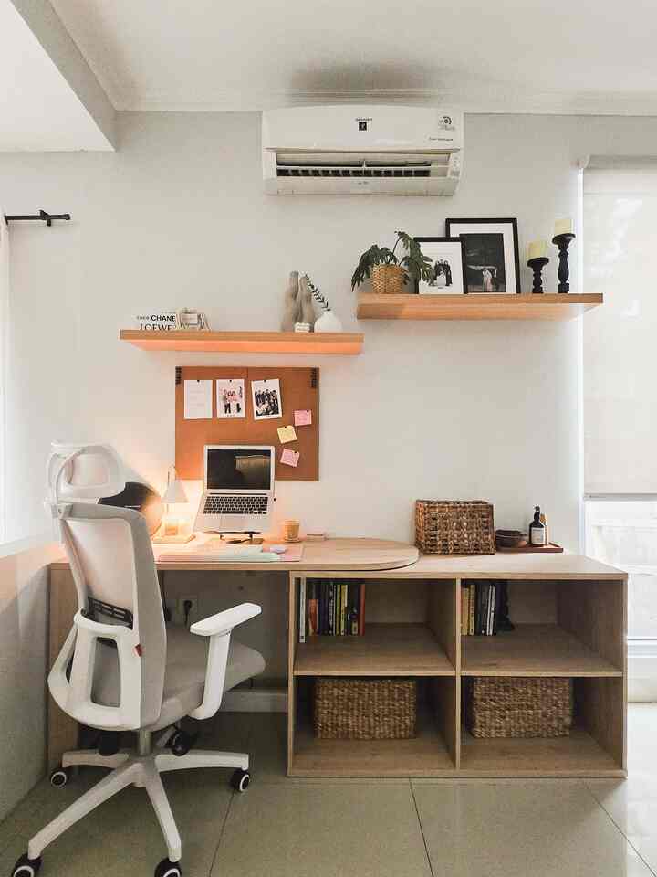 Bikin ruangan cantik dan fungsional ga mesti selalu mahal! Cukup dengan budget 3jt-an uda bisa nyulap sudut jadi home office super nyaman pake:

✨️ Meja swivel yang multifungsi, bisa diputer-puter jadi meja sudut, meja kerja dan console table. 
✨️Kursi kerja anti jompo jadi duduk lama pun tetep nyaman, kerja jadi makin produktif.
✨️Ambalan dinding untuk bikin dinding cantik cukup 100rban aja! 

#MejaKerja #KursiKerja #AmbalanDinding #MaterialRenovasi
#MaterialMurah #RenovasiAffordable