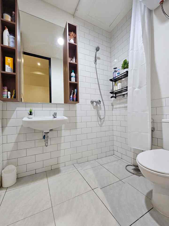 Terdapat 3 kamar mandi di rumah saya, dan ini merupakan kamar mandi utama dengan ukuran 1.9 m x 1.5 m. Seperti terlihat di slide ke-2, saya tidak mengubah baik lantai maupun dinding kamar mandi bawaan developer ini, karena menurut saya warna putih di dinding dan abu-abu di lantai sudah cukup baik.
Sehingga untuk melengkapi kamar mandi utama ini, saya hanya menambahkan kabinet custom di kedua sisi cermin, dan rak kamar mandi di area shower. Saya juga memutuskan untuk menggunakan curtain shower sebagai pemisah area shower. 
Kamar mandi ini cukup sederhana, namun sudah cukup sesuai dengan keinginan saya.
Semoga bisa menginspirasi tetangga online semua ya. 

#kabinetkamarmandi
#lantaikamarmandi
#rakkamarmandistainlesssteel
#renovasikamarmandi
#bathroommakeover
#inspirasikamarmandi