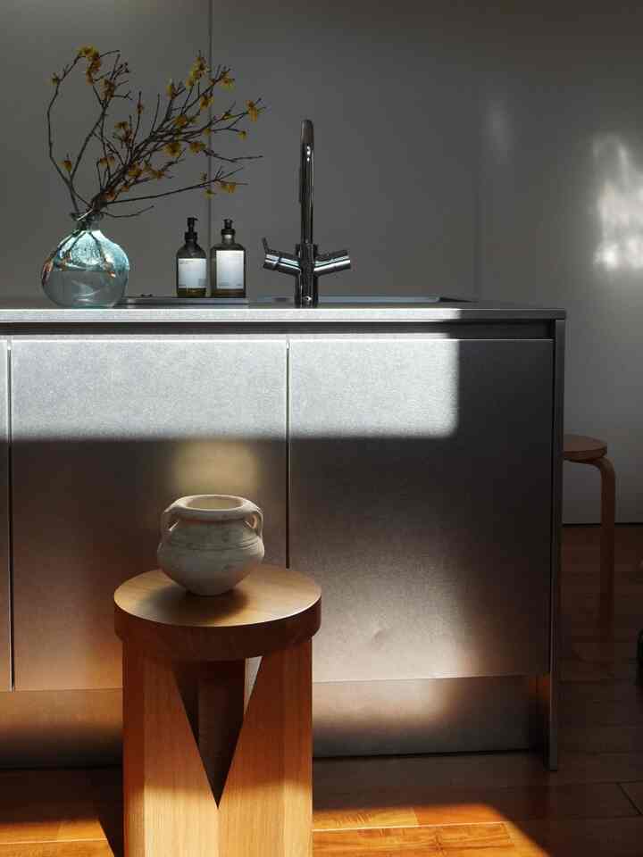 ステンレスキッチン。凹んでますね⋯。
犯人は👦🏀です。。。

サンワカンパニーさんのグラッド45と比べて
ガタつかない感じと、中段の引き出しの使い勝手から
LAアーキテクトさんのキッチンを採用しました。

洗剤お気に使ってる
connectさんのmizukiri
存在感を消すほどシンプルだけど
ぬめり防止と掃除のしやすさのためには
無くてはならない大事な存在

#キッチン #ペニンシュラキッチン #ステンレスキッチン #grohe

今度整ったら中もお見せしたいと思います。