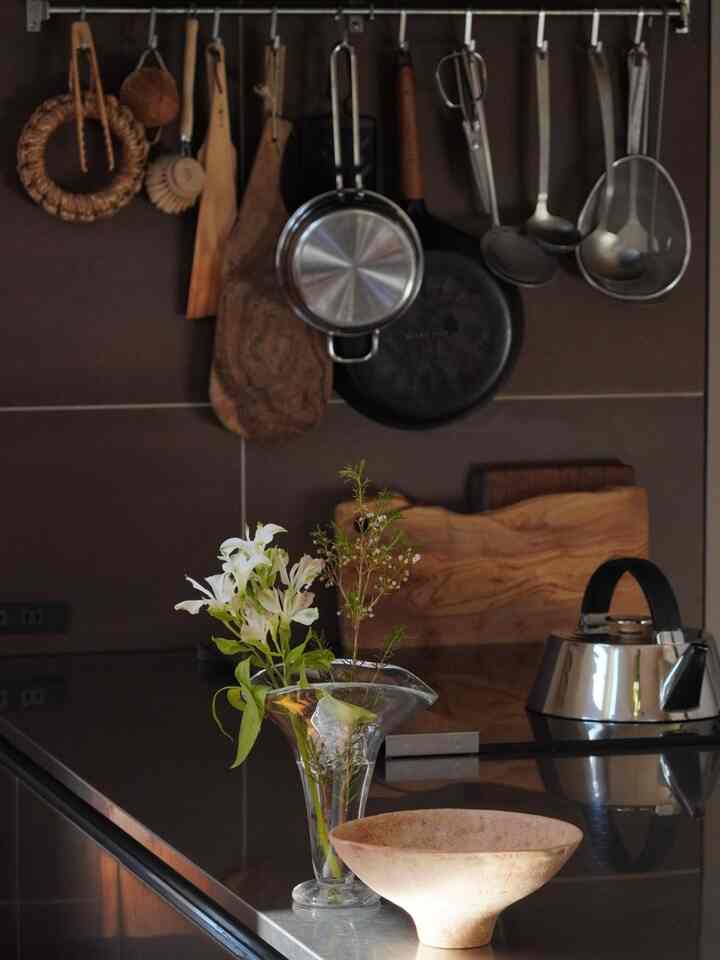 キッチンの横壁をあえて作って
ペニンシュラキッチンにしてます。

壁にスタメンキッチン道具はぶら下げたい
&
壁の向こう側に死角を作りたい

を叶えました。
使い勝手、申し分ないです。

タイルは名古屋モザイクさんの
セメンティング使ってます。
大判タイルは目地が少ないので
汚れ拭き取るのに楽でオススメです。

#キッチン横壁 #タイル #名古屋モザイク #セメンティング