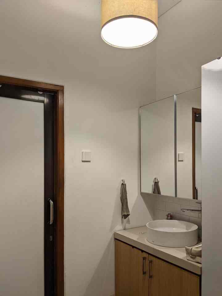 Area kamar mandiku ini kecil banget sekitar 130 x 180cm jadi supaya gak keliatan sumpek, aku pakai keramik warna terang yang tetap memiliki tone warm untuk dinding. Di bagian lantai aku memilih granit motif kayu untuk area kering dan granit hitam untuk area shower supaya memberikan kontras antara area lantai dengan dinding dan bikin dinding terlihat lebih terang.
Saking kecilnya, area vanity/westafel posisinya jadi di luar kamar mandi. Tapi enaknya sih jadi bisa bermain-main sama items dekorasi karena banyak area kering. Misalkan aku jadi bisa menambahkan kap lampu yang moody dan memajang art print di ambalan area kering😁✨

#vanity #lampukamarmandi #westafel #ambalan #warnakamarmandi #RenovasiKamarMandi #BathroomMakeOver #InspirasiKamarMandi