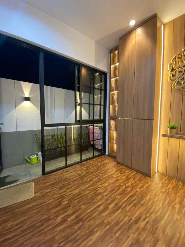 Area Balkon tempat wudhu samping Mushola ini sebelumnya terlihat berantakan dengan adanya tempat penyimpanan Handuk anak-anak', sempat berpikir untuk membuatkan kabinet yang tahan air karena posisinya diluar walau ada atap tetap jika hujan masih ada tampias air sedikit, tetapi pada akhirnya saya menggunakan tanaman rambat artificial yang saya susun di bagian terluar tiang jemurannya. Paling tidak tanaman tersebut bisa menutupi warna warni handuk dan Teko alat siram yang biasanya terlihat disebelah pot. Cara ini jauh lebih sederhana, hemat tapi tetap fungsional dan indah dipandang. ☺️

Selain itu, untuk menambah estetika area Balkon kecil ini, pada dindingnya  di bagi 2 warna untuk area bawah di beri cat abu semen untuk menyamarkan noda dan untuk bagian atasnya sengaja diberi cat tekstur kamprot dan pola garis dengan tali air ditambah menggunakan lampu dinding yang memberi efek dramatis pada bidang ini. cara simpel ini membuat pemandangan dari dalam Mushola menjadi lebih indah dan variatif. 

Penggunaan lampu dinding yang unik, penataan tanaman juga pengaplikasian cat tertentu memang terkesan sederhana namun jika dilakukan dengan tepat dapat menjadikan sebidang lahan menjadi nyaman dan indah dipandang 😉

#cat
#tanamanrambat
#tanamanartificial
#balkon
#tempatwudhu
#materialrenovasi
#materialmurah
#renovasiaffordable
